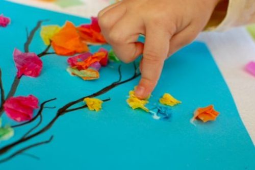 “Il viaggio”, i bambini volano sui colori della primavera