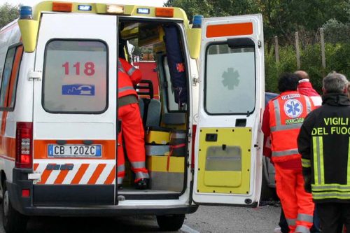 Ruba auto con l’inganno e si schianta dopo pochi metri: 33enne in gravi condizioni