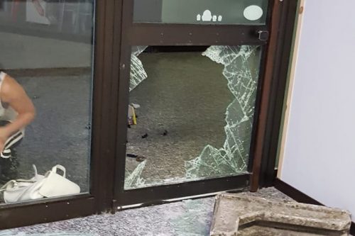 Frantumata vetrina al Policentro Cristallo di Rezzato Frantumata vetrina al Policentro Cristallo di Rezzato