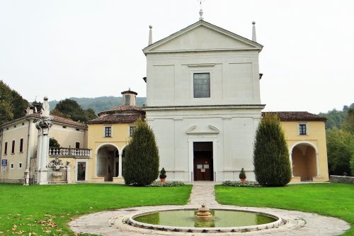 Dopo 57 anni si sposano al Santuario di Valverde: trionfa l’amore di Paola e Valerio