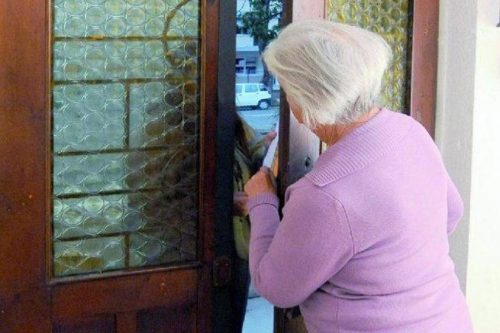 Rapinano due anziani fingendosi tecnici del Comune per controllo legionella