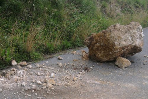 Botticino, frana un masso dal fronte roccioso