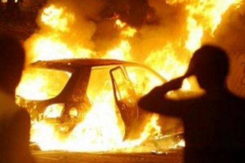 Lite tra fratelli: l’uomo incendia un’auto e poi si autodenuncia