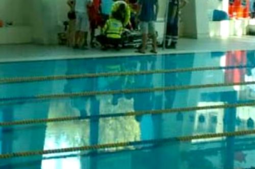 Malore in piscina: codice rosso per il 75enne rianimato dai bagnini