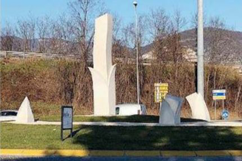 “Fiori di Pietra”, a Rezzato la nuova installazione artistica in marmo di Botticino