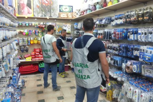 Guardia di Finanza: più di 30mila articoli sequestrati in negozi cinesi Guardia di Finanza: più di 30mila articoli sequestrati in negozi cinesi