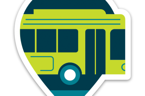 Il bus si incastra sopra la rotonda