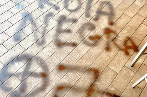 Spedizione Razzista Contro un Bar Rezzatese: Svastiche, Sessismo e Gravi Danni agli Ambienti Spedizione Razzista Contro un Bar Rezzatese: Svastiche, Sessismo e Gravi Danni agli Ambienti