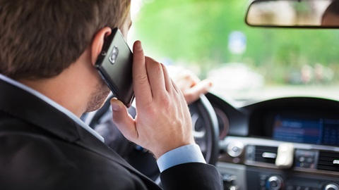 Sette multe al mese per la guida al cellulare