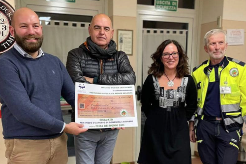 La protezione civile di Rezzato dona il ricavato dello spiedo alla Casa di Riposo
