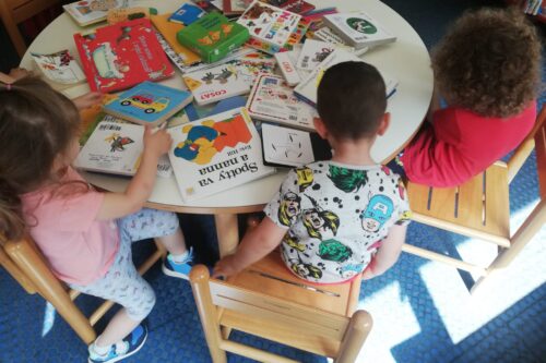 Primi lettori alla biblioteca Anna Frank di Rezzato: ospiti di bambini dell’asilo nido comunale