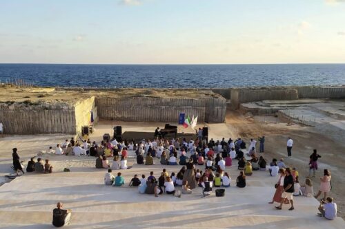 Un mare di pace: rappresentanza bresciana al teatro nelle cave di Lampedusa