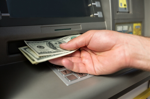 Le sottrae il codice della carta di credito: la Polizia locale di Rezzato identifica il colpevole