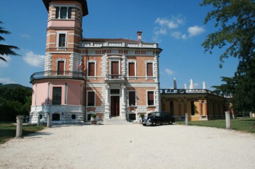 Inizio agosto nel mistero a Villa Torreggiani