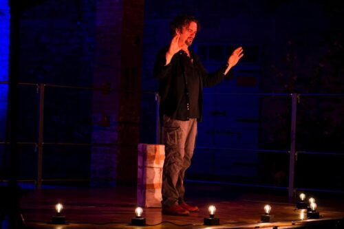 “Il Circo Capovolto” al CTM di Rezzato: uno spettacolo di memoria e rinascita