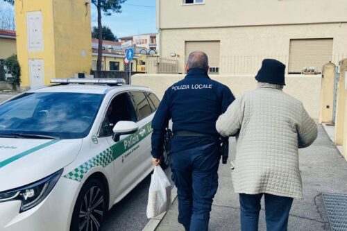 Una storia di umanità: 90enne si presenta ogni settimana al Comando della Polizia Locale per parlare con gli agenti