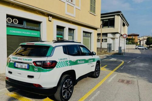 Sicurezza urbana a Rezzato: vede gli agenti e getta droga nella siepe