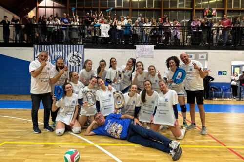 La squadra di pallavolo femminile New Volley Rezzato festeggia la promozione in Serie D La squadra di pallavolo femminile New Volley Rezzato festeggia la promozione in Serie D