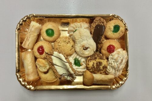 Un esercente di Rezzato celebra il ritorno al lavoro con un gesto di dolcezza verso la polizia locale
