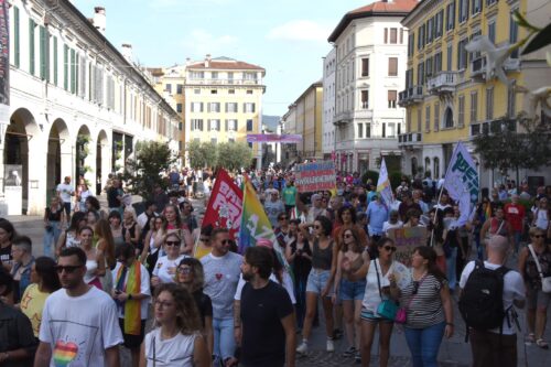 Da Rezzato a Brescia: unione e colori nel corteo del pride
