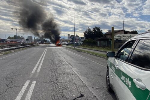 Incendio di un’auto a Rezzato: donna al volante illesa