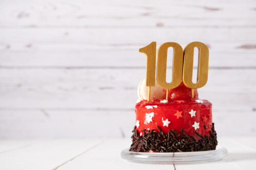 Molinetto celebra i 100 anni di Carolina Scalfi all’inaugurazione della panchina rossa alla RSA Fiorini