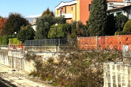 A Rezzato si prepara il ripristino dell’area parcheggi dopo il crollo del muro nel 2023